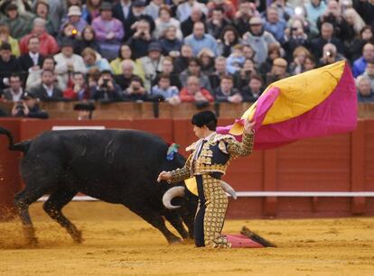 El Juli recibe a su segundo toro a portagayola, en la primera corrida de abono de 2013 en la Maestranza.