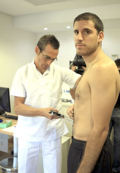 El nuevo fichaje Quino Colom del Bilbao Basket ha comenzado la pretemporada con el reconocimiento médico. 