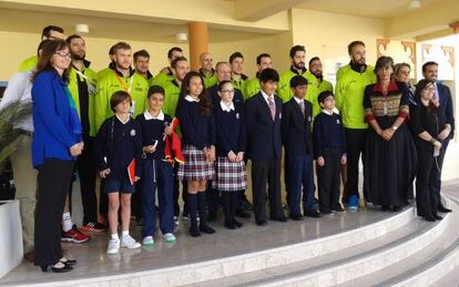La selección española en su visita al colegio SEK de Doha