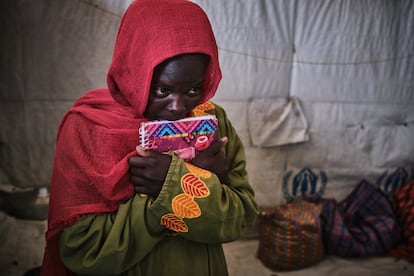 Zakiya Bahit (47 años), la madre de Nema Musa, desearía que sus hijas pudieran tener una buena educación y dice que “estaría muy orgullosa de ver a su hija trabajando como periodista”. Nema Musa, en la fotografía, explica que en Jartum tenían “comida, una rutina y una vida”. “Aquí no hay nada”, afirma.