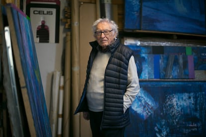 El pintor Agustín de Celis, en su estudio de Madrid, el 26 de febrero.