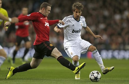 Coentrão lucha un balón con Rooney.