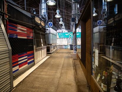Puestos del Mercado de la Boquería (Barcelona) parcialmente cerrado.