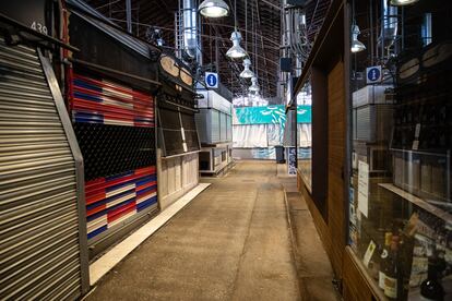 Puestos del Mercado de la Boquería (Barcelona) parcialmente cerrado.