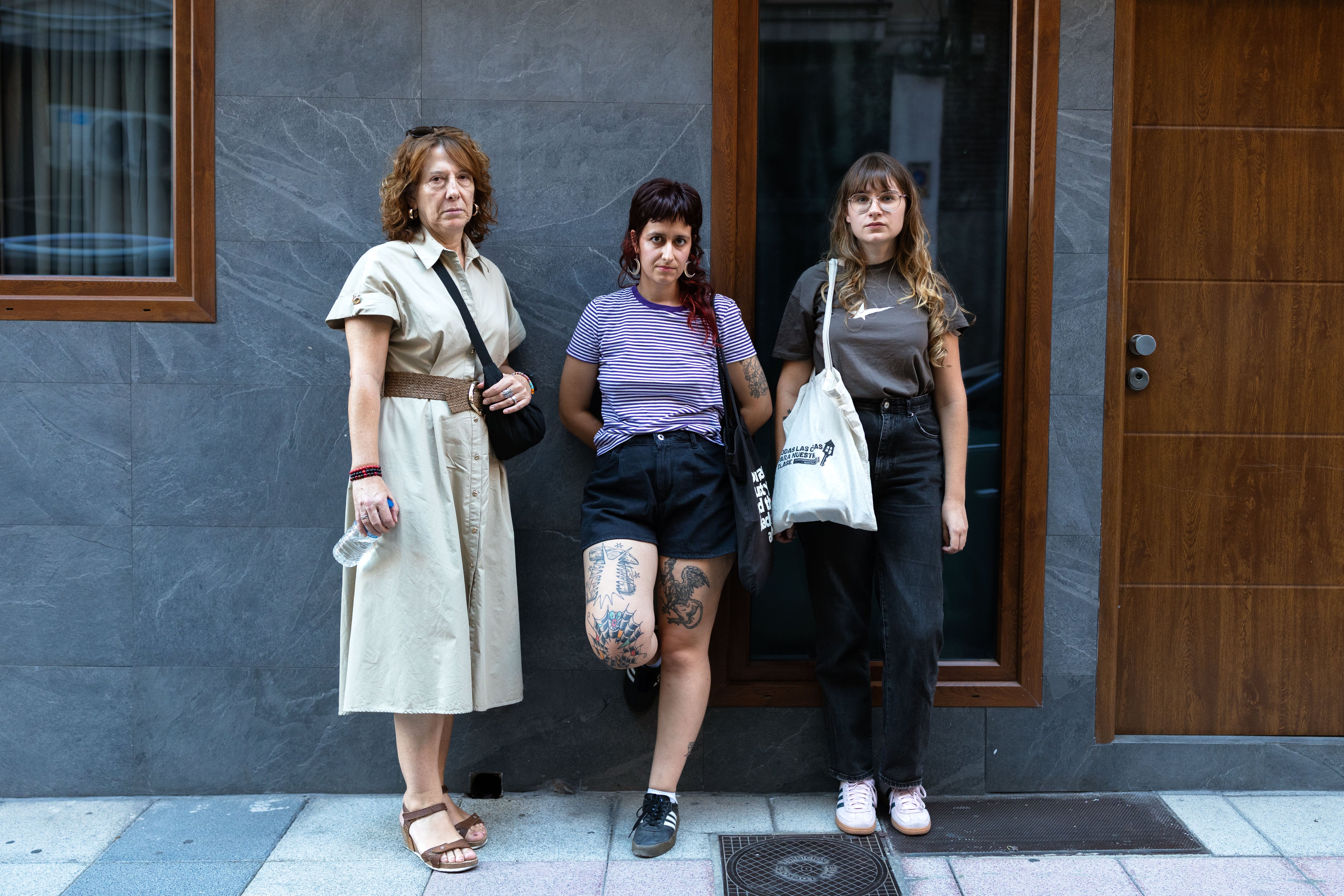 Pilar Prada, Miranda Martínez y Aída Maside, frente a un bajo reconvertido en vivienda en Salamanca.