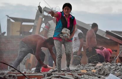 Verónica Paladines, retira escombros en busca de su marido, en Manta (Ecuador), el 17 de abril de 2016.
