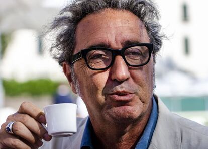 El director Paolo Sorrentino toma un café ante los fotógrafos a su llegada al Lido de Venecia, el 1 de septiembre de 2021, donde presenta la cinta 'Fue la mano de Dios', sobre el Nápoles de  los años ochenta.