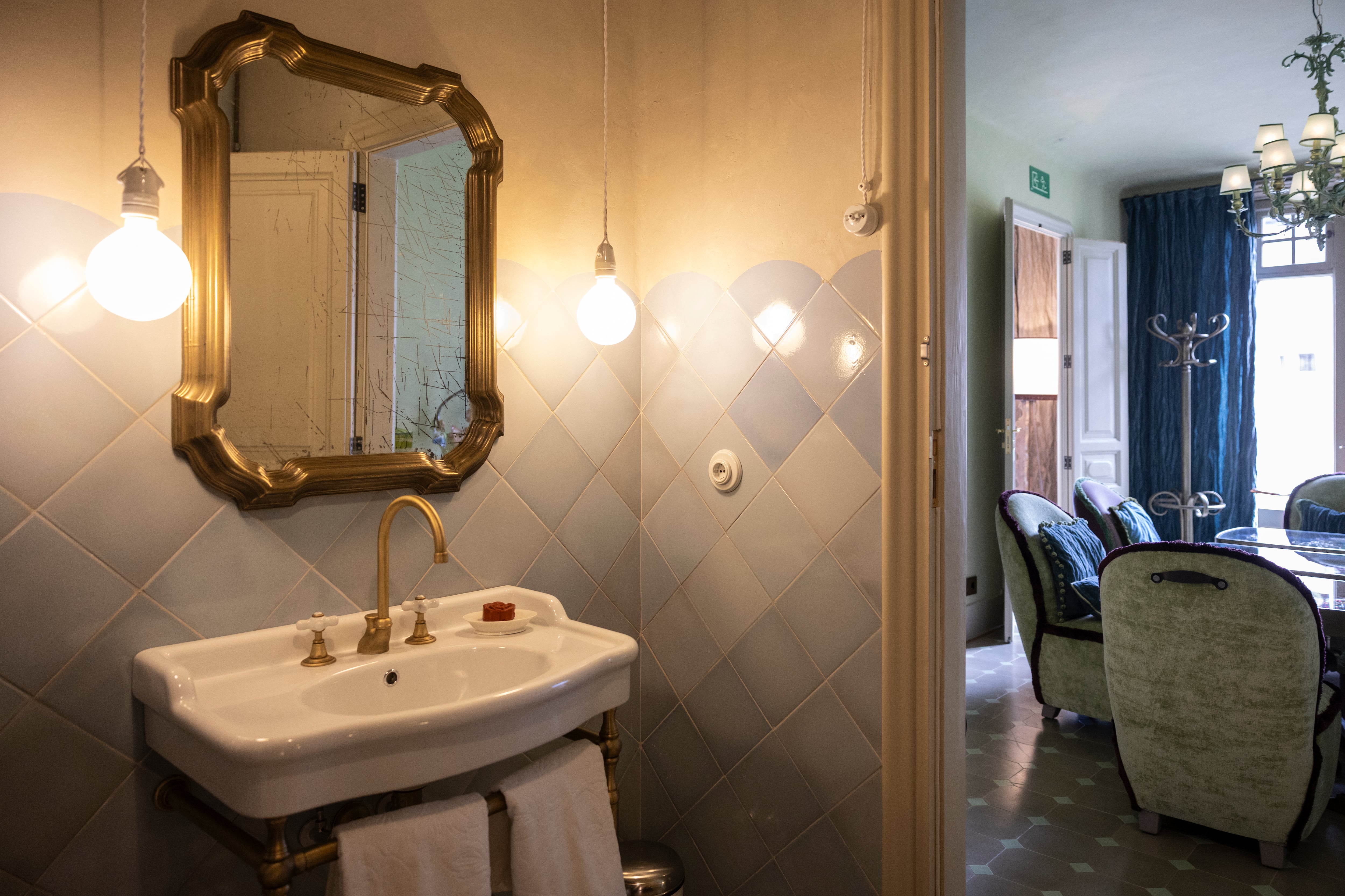 Uno de los baños de la reformada tercera planta de la Casa Batlló.