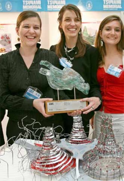 El equipo de arquitectos posa con la maqueta del memorial.