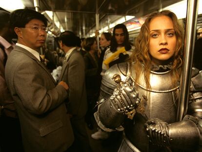 Fiona Apple, en 1997, fotografiada con armadura en el metro de Nueva York.