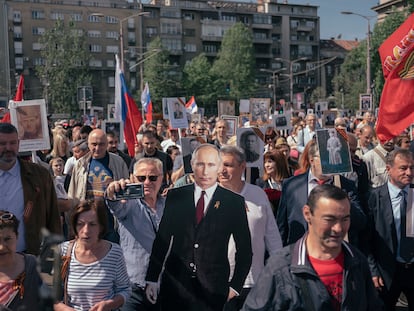 Un hombre sujeta una silueta de Vladímir Putin durante una marcha con motivo del Día de la Victoria, el pasado 9 de mayo en Belgrado.