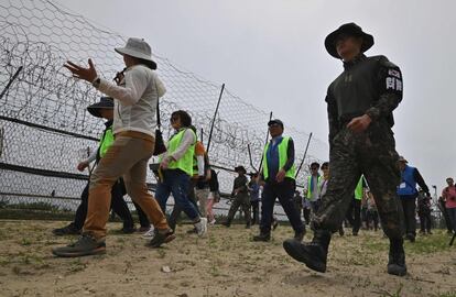 El acercamiento intercoreano ha permitido abrir por primera vez rutas senderistas en la zona desmilitarizada que divide ambos países, aunque el enfado mostrado por Pionyang tras la cumbre de Hanói plantea ahora dudas sobre el futuro del proyecto.