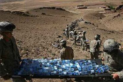 Soldados norteamericanos transportan agua a un puesto en las montañas del sur de Afganistán.