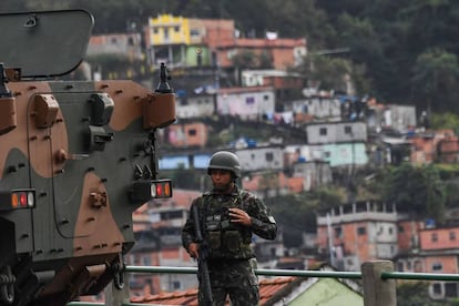 Un soldado frente a la favela Morro do Macaco durante la operación de este sábado en Río de Janeiro. 