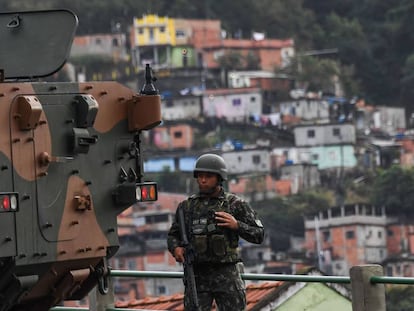 Un soldado frente a la favela Morro do Macaco durante la operación de este sábado en Río de Janeiro. 