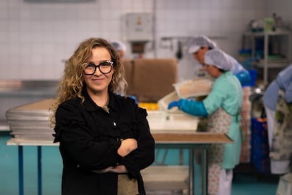 Sandra de Blas, fundadora de la empresa española NaturSnacks, fotografiada en una de las naves de la fábrica en Pedrajas de San Esteban.