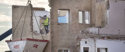 Derribo de un bloque muy deteriorado en Badalona.
