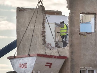 Derribo de un bloque muy deteriorado en Badalona.  