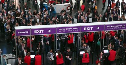 Asistentes al MWC haciendo cola para entrar en una edición anterior de la feria en Barcelona.