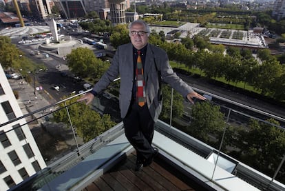 El presidente del INE, Jaume García Villar, en la terraza de la sede estadística, en el paseo de la Castellana.