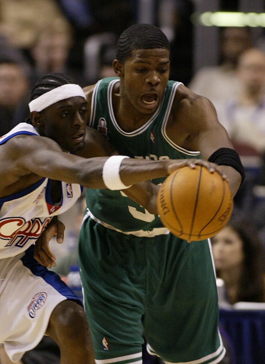 Joe Johnson, en un partido entre los Celtics y los Clippers, en febrero de 2002.