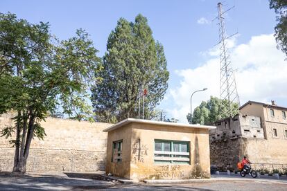 En Chipre, muchos solicitantes de asilo trabajan como repartidores para diversas empresas que ofrecen el servicio. En la foto, un chico cruza la Puerta de Pafos, uno de los puntos de la ciudad en los que el territorio de la República de Chipre (a la derecha) está separado por unos pocos metros del de la República Turca del Norte de Chipre (a la izquierda).