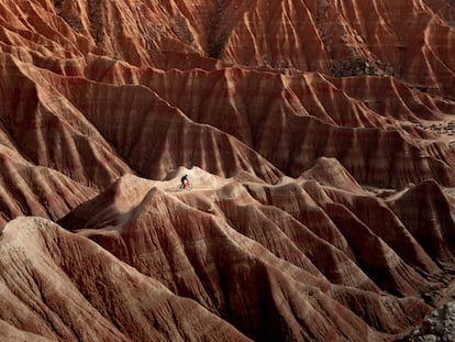 Un ciclista en bici de montaña por el paisaje desértico de las Bardenas Reales (Navarra).