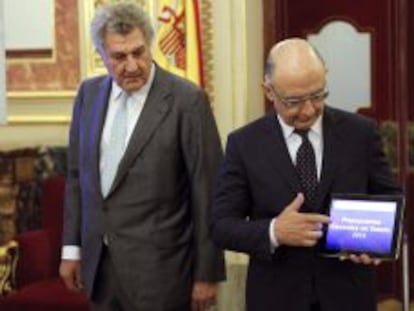 El ministro de Hacienda, Cristóbal Montoro (d), hizo entrega al presidente del Congreso, Jesús Posada, el proyecto de ley de Presupuestos Generales del Estado para 2015.