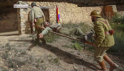 Recreació de l’evacuació d’un ferit en un dels vídeos de l’exposició del Molar.