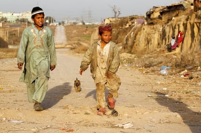 Niños en un campo de refugiados afgano en Islamabad (Pakistán).