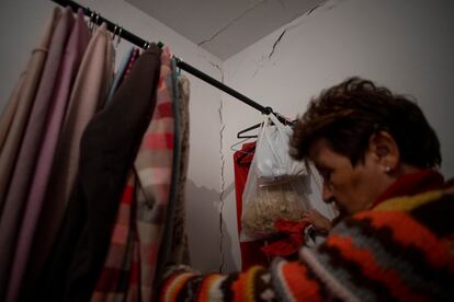 La vecina de Cazalla Antoñina Martín muestra una grieta en uno de sus dormitorios más afectados. 