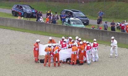 El piloto Michele Pirro, atendido después de su accidente en Mugello.