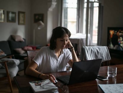 Laura Adami prepara la seva tesi al menjador del seu pis compartit.