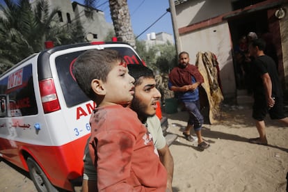 Un niño es rescatado vivo de entre los escombros de un edificio derruido, a causa de un ataque israelí, este jueves en Deir al Balah, en el centro de la franja de Gaza. 