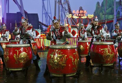 Músicos actúan durante las celebraciones de Año Nuevo en Pekín para festejar la llegada del año de la cabra.