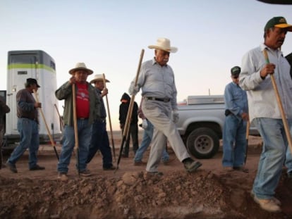 Una cuadrilla de mexicanos trabaja en California.
