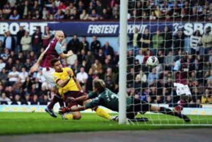 Giroud marca un gol ante el West Ham.