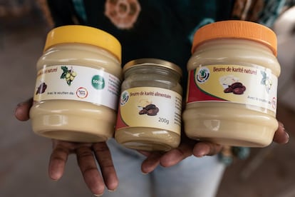 Los envases de crema son el último eslabón de un proceso que comienza en este pueblo. La mayor parte de la producción se acaba vendiendo en Ouagadougou, la capital del país, o en otras ciudades como Bobo-Dioulasso. Para la comercialización reciben ayuda de la Ong local Baobab, que se encarga de buscar compradores al por mayor en diferentes puntos del país.