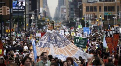 Miles de activistas llenan las calles de Nueva York durante la marcha por el clima. Esta ha sido la marcha principal, a la que acudieron unas 300.000 personas, pero la que ya se ha convertido en la mayor movilización por el clima ha sacado a las calles a 580.000 personas en 2.646 eventos de 156 países.