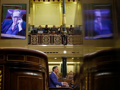 Ramón Tamames escucha a Pedro Sánchez durante el debate de la Moción de Censura