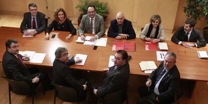 Los grupos de negociación del PSOE y PNV, en su reunión de hoy.