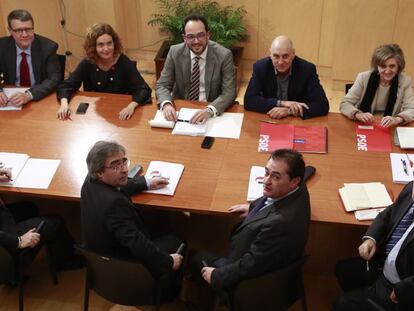 Los grupos de negociaci&oacute;n del PSOE y PNV, en su reuni&oacute;n de hoy.