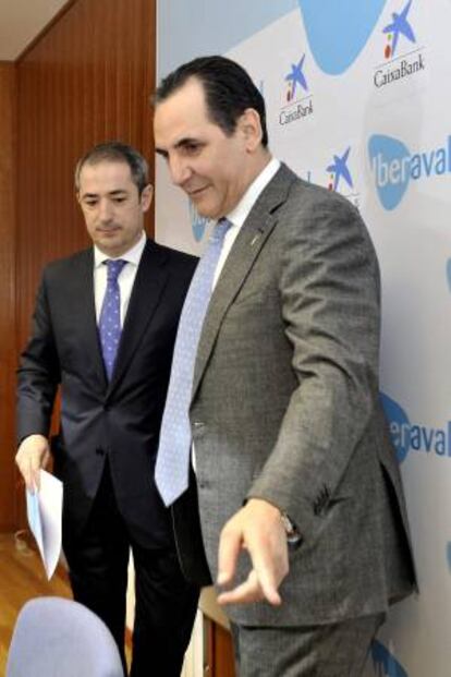 El presidente de Iberaval, José Rolando Álvarez (d), y el director territorial de Caixabank, José Manuel Bilbao (i), momentos antes de la firma esta mañana en Valladolid de un convenio para favorecer la financiación de pymes y autónomos.