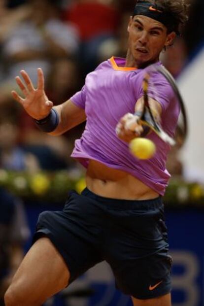 Nadal golpea la pelota durante el partido ante Berlocq