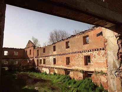Ruinas de un antiguo molino en la isla del Colegio, en Alcalá.