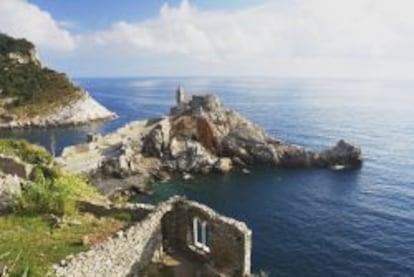 Acantilados y ruinas en la costa de Liguria.