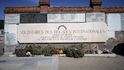 Placas en el cementerio de Fuencarral en recuerdo a los brigadistas internacionales que participaron en defensa de la república durante la Guerra Civil.