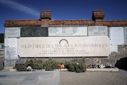 Placas en el cementerio de Fuencarral en recuerdo a los brigadistas internacionales que participaron en defensa de la república durante la Guerra Civil.
