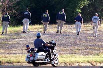Agentes del FBI buscan pruebas cerca de la zona del Pentágono que resultó alcanzada el martes por un ataque terrorista.