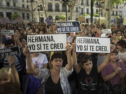 Protesto em Sevilha (Espanha) contra o grupo de abusadores La Manada.